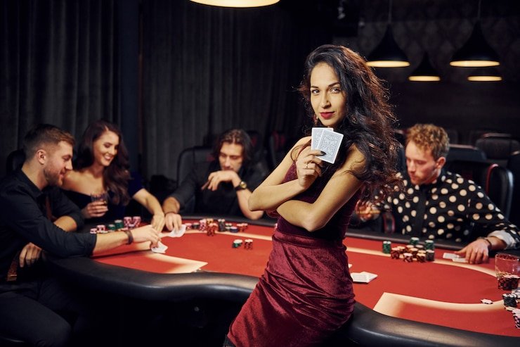 Penonton antusias menyaksikan pertandingan live casino di layar besar di ruang hiburan